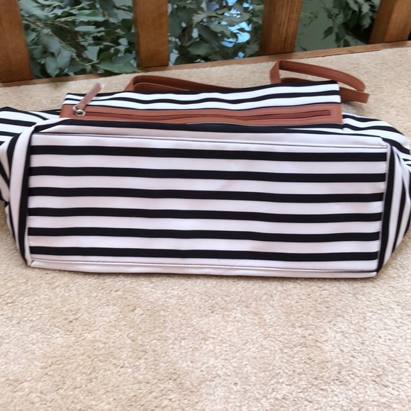 NWT Black & White Travel Tote‼️ - Picture 4 of 4